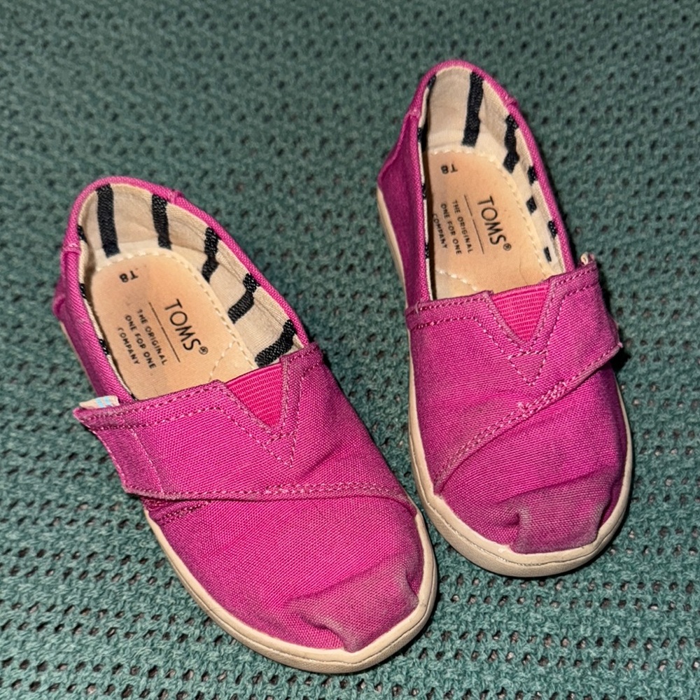 5/$25 TOMS Kids sz 8 Pink Canvas Shoes